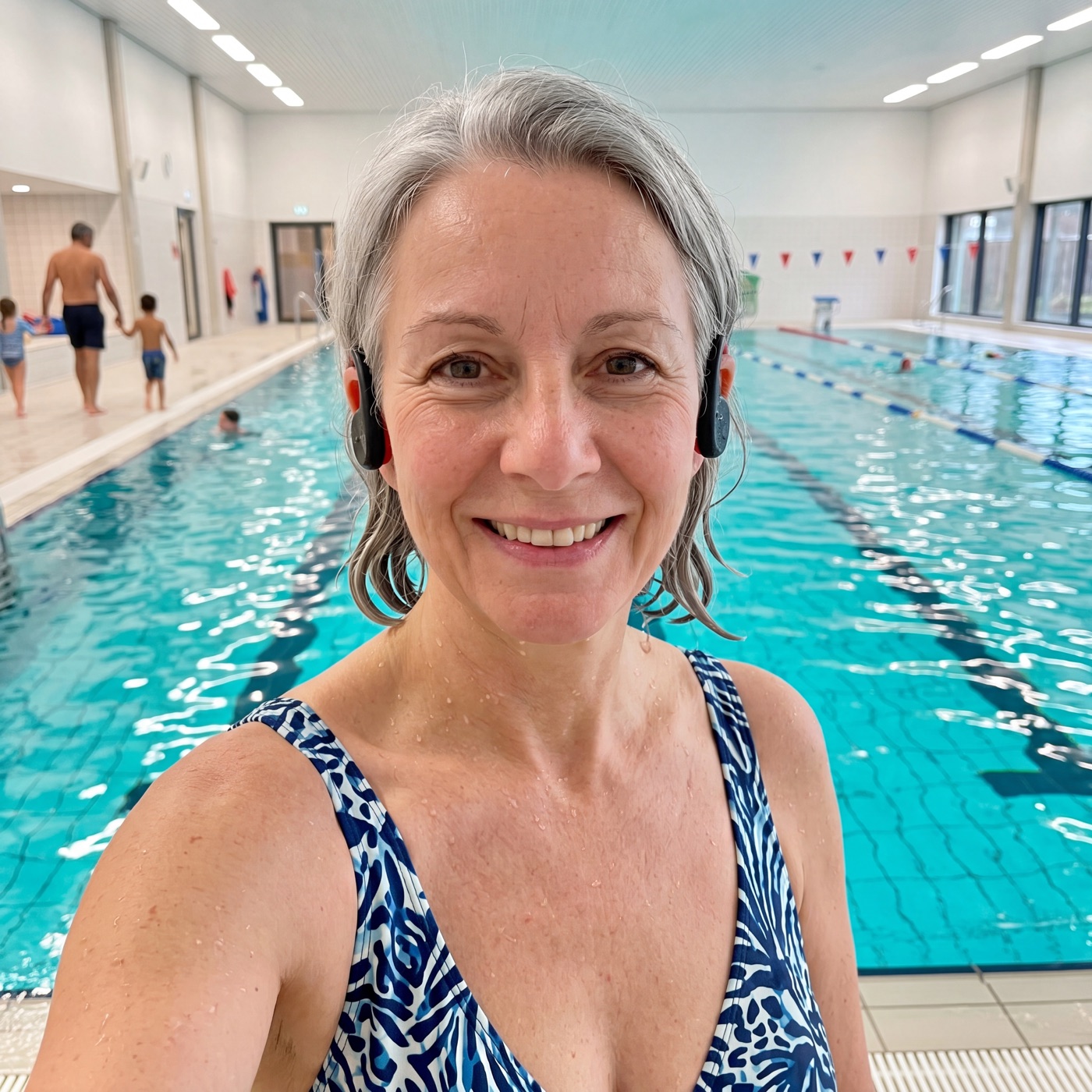 Schwimmerin mit Swimbeats nach dem Training